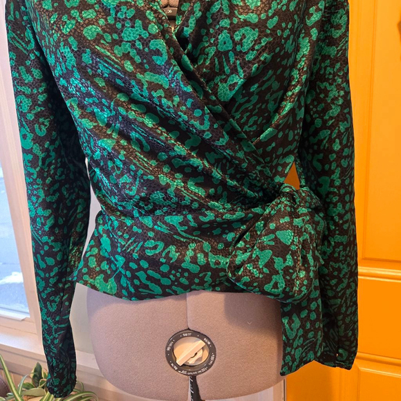 Vintage Size 10 Black Green Animal Print Silky Peplum Wrap Shirt Blouse Women's - Picture 5 of 10